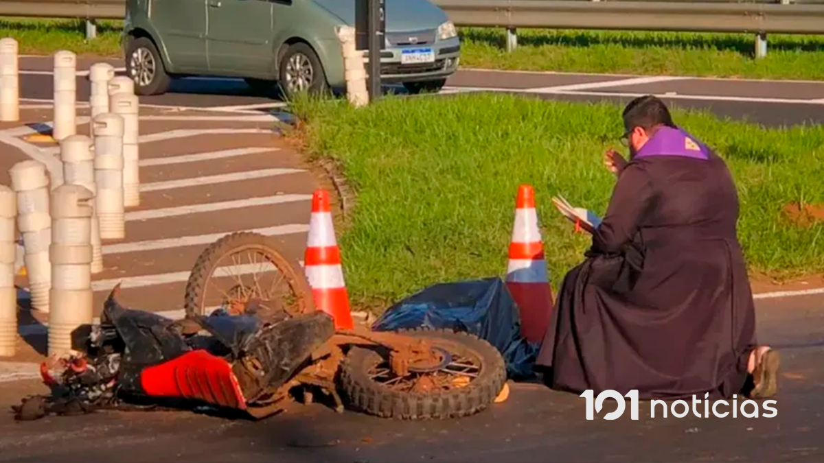 Padre interrompe viagem e reza ao lado de motociclista morto em acidente na PR-323