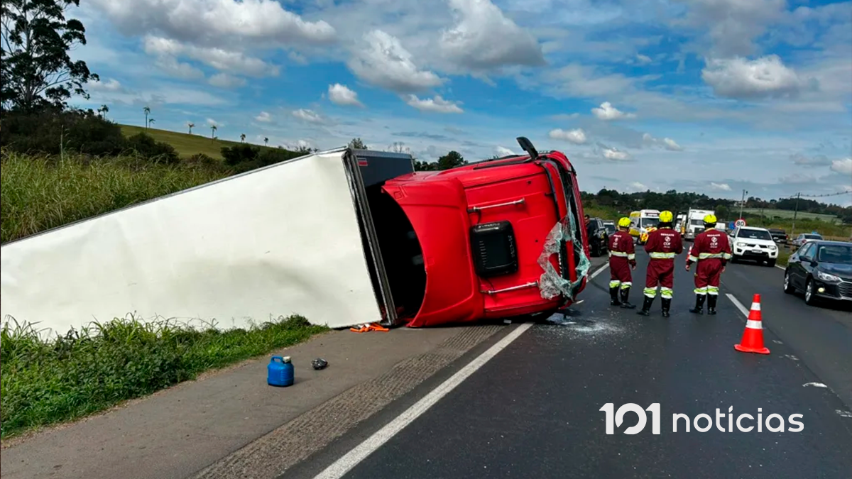 Caminhão carregado com verduras tomba na BR-376 em Ponta Grossa