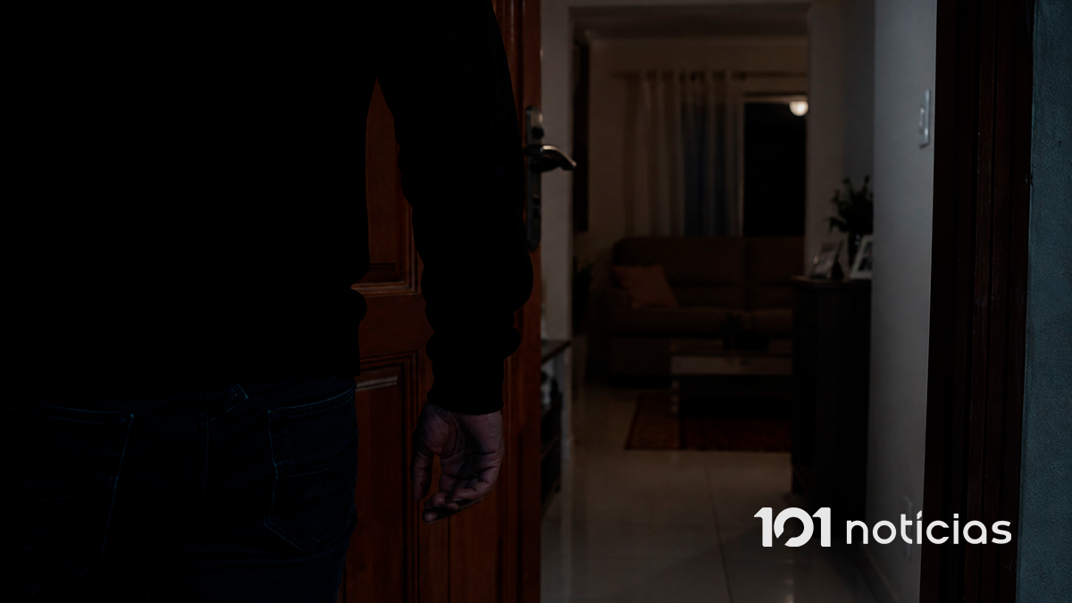 Homem armado com pedaço de madeira invade casa da ex e ameaça atear fogo, em Apucarana