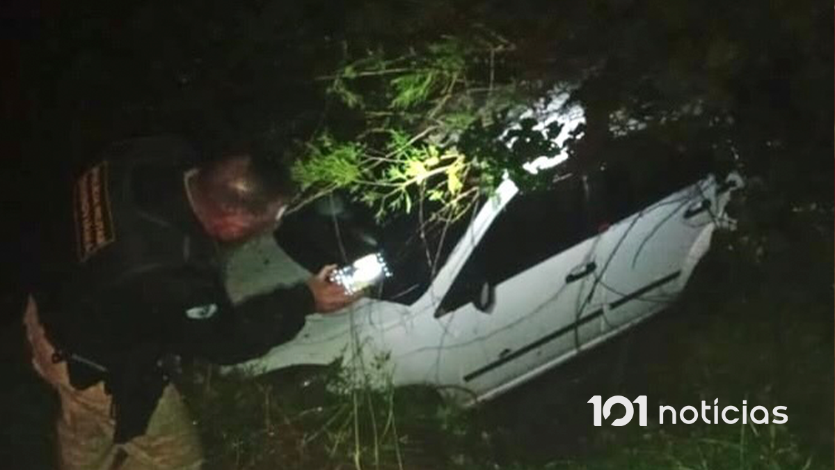 Três jovens ficam feridos após carro cair em ribanceira na PR-466 em Pitanga
