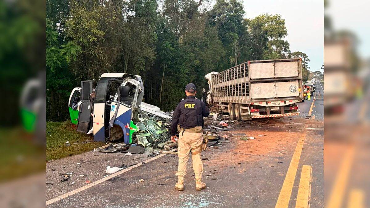 Sobe para 23 o número de mortos em colisão entre ônibus da saúde e carreta na BR-373