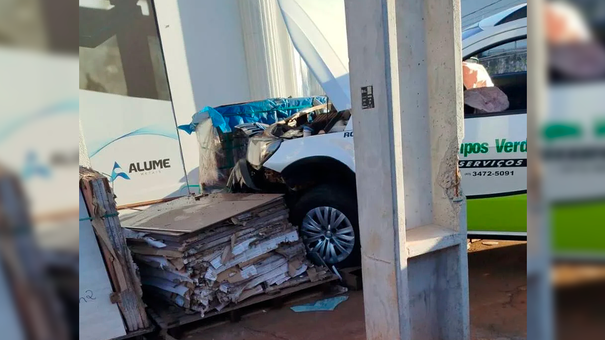 Carro atinge parede de loja de materiais para construção em Ivaiporã
