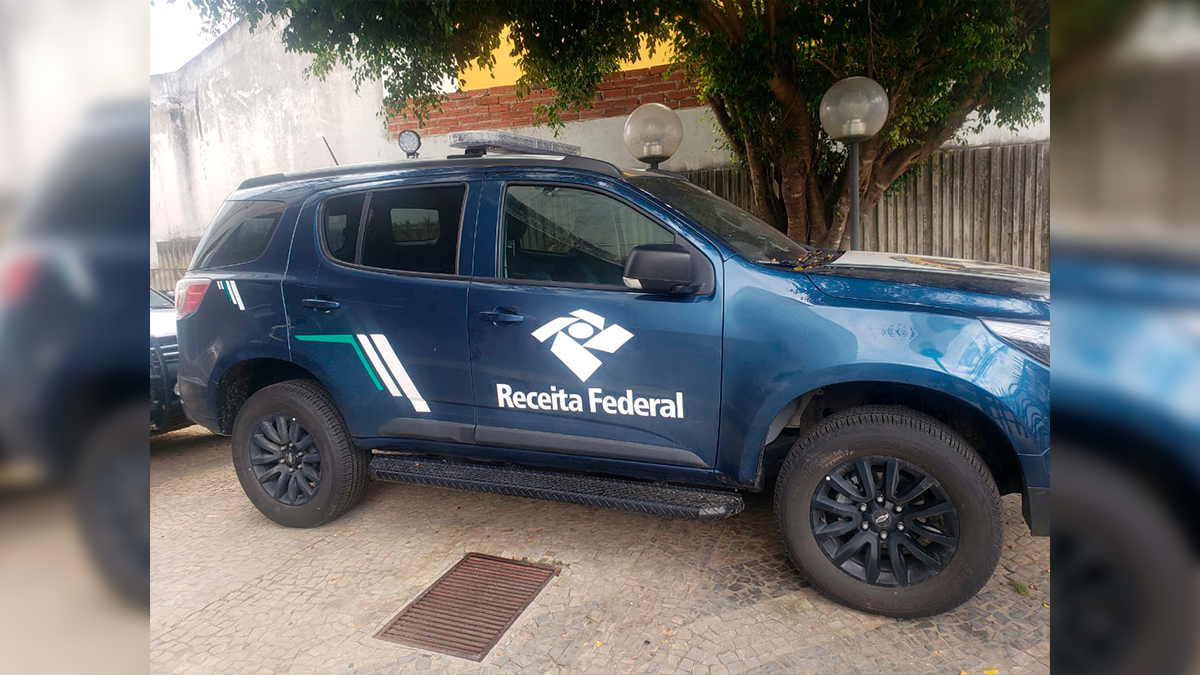 PM apreende caminhão com 320 caixas de cigarros contrabandeados em Cândido de Abreu