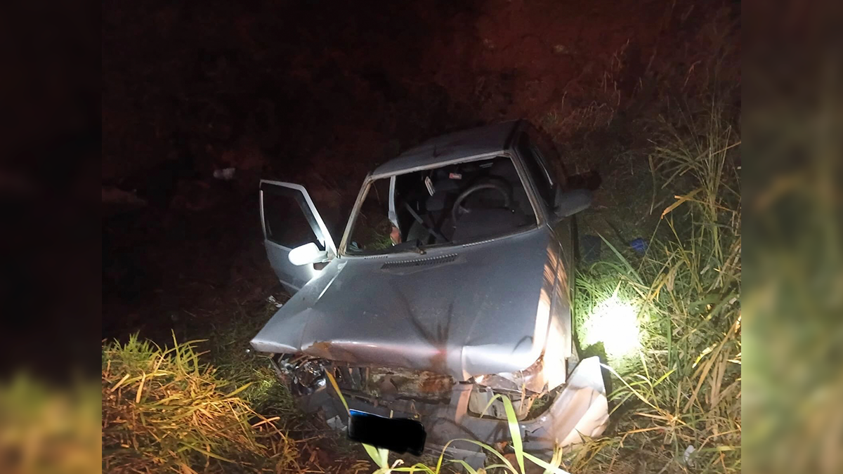 Carro cai em barranco e deixa dois feridos na PR-466 em Manoel Ribas