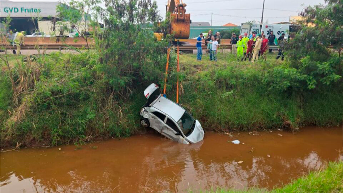Três jovens são encontradas mortas dentro de carro submerso em córrego na BR-376 em Mandaguaçu