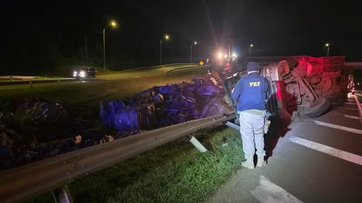 Caminhão tomba e motorista morre atingido pela carga na BR-376 em Tijucas do Sul