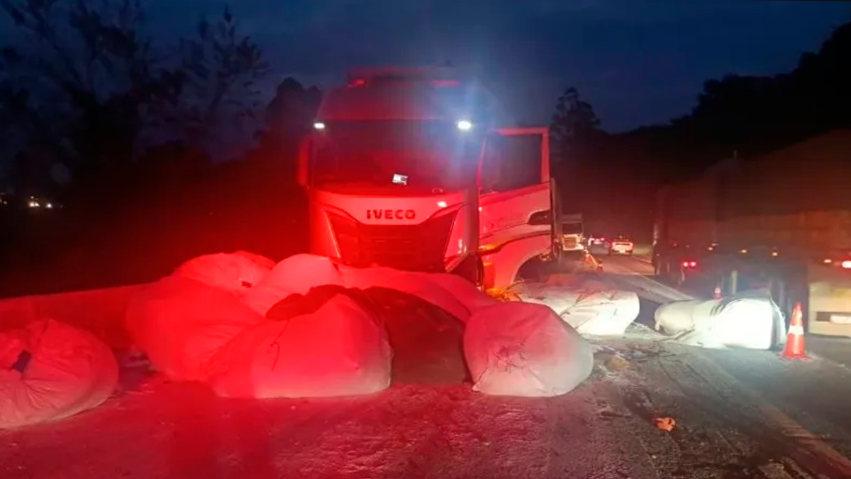 Colisão por carga derramada e incêndio em cabine mobilizam a BR-376 entre Mauá da Serra e Ortigueira