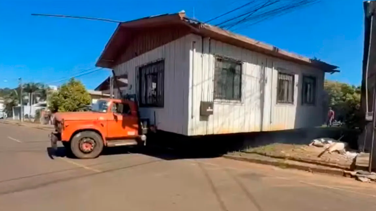 Mulher compra casa de madeira por R$ 15 mil no Paraná e transporta estrutura inteira para novo terreno