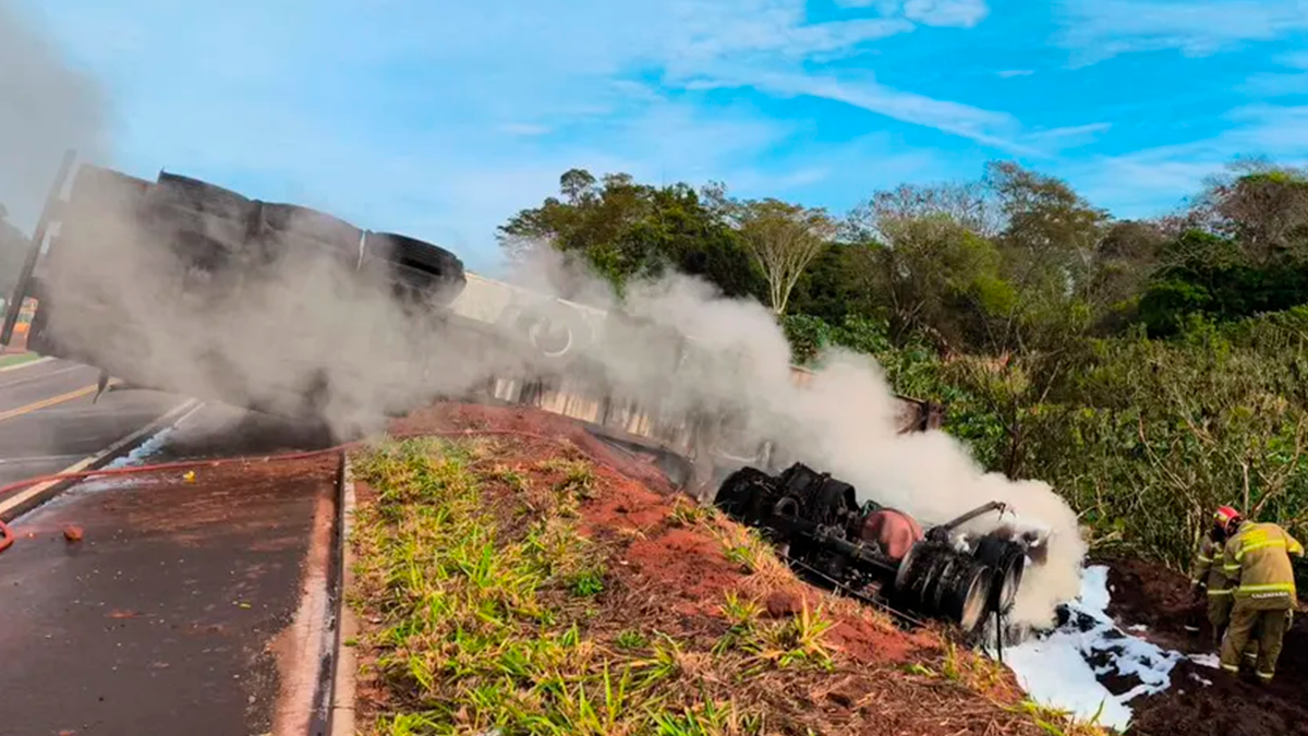 Caminhoneiro morre carbonizado após tombamento e incêndio de veículo na PR-485 no Paraná