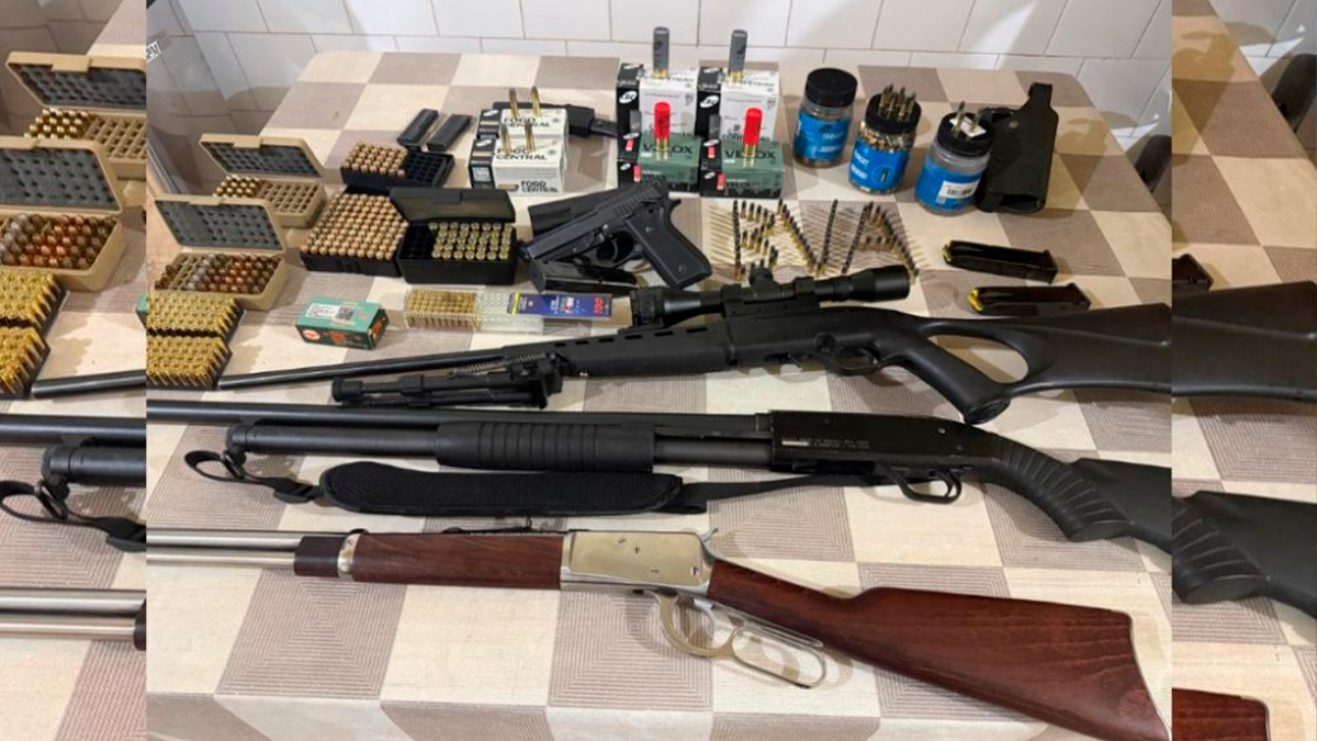 Homem é preso com quatro armas e mais de mil munições após ameaçar esposa em Boa Vista da Aparecida