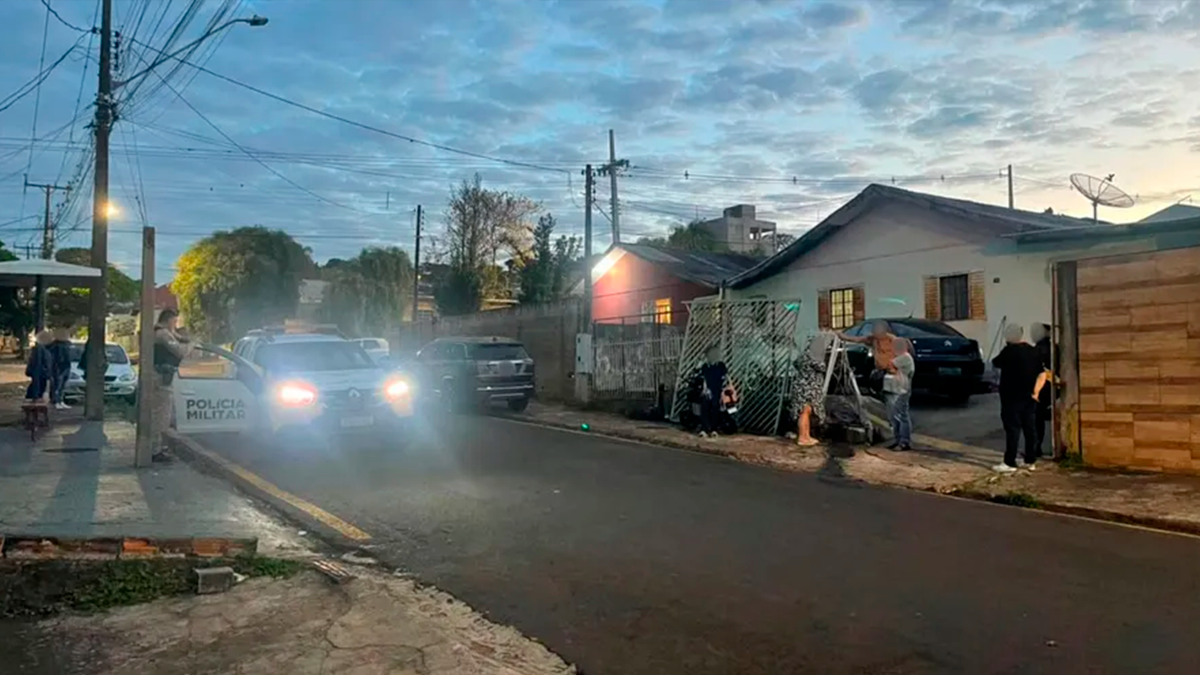 Homem embriagado e sem CNH bate carro contra casa e deixa ex-mulher grávida e filhos feridos em Apucarana