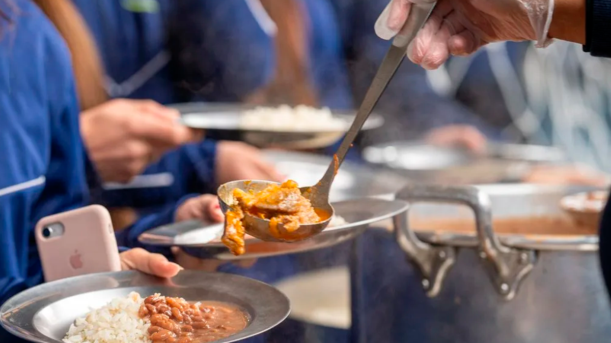 Rede estadual de ensino do Paraná prepara alimentação especial para alunos com restrições