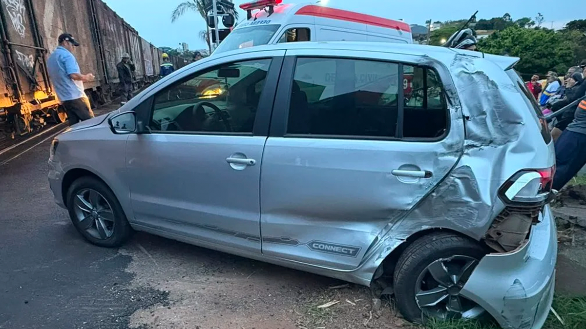 Trem atinge carro em passagem de nível e mobiliza socorristas em Jandaia do Sul
