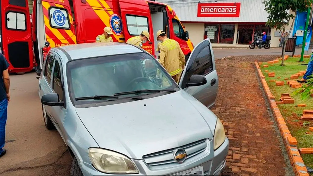 Carro sobe na calçada após motorista perder o controle no centro de Ivaiporã