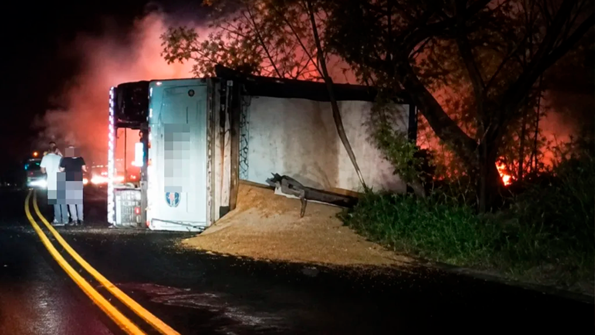 Carreta tomba e provoca incêndio em vegetação na rodovia entre Borrazópolis e Kaloré