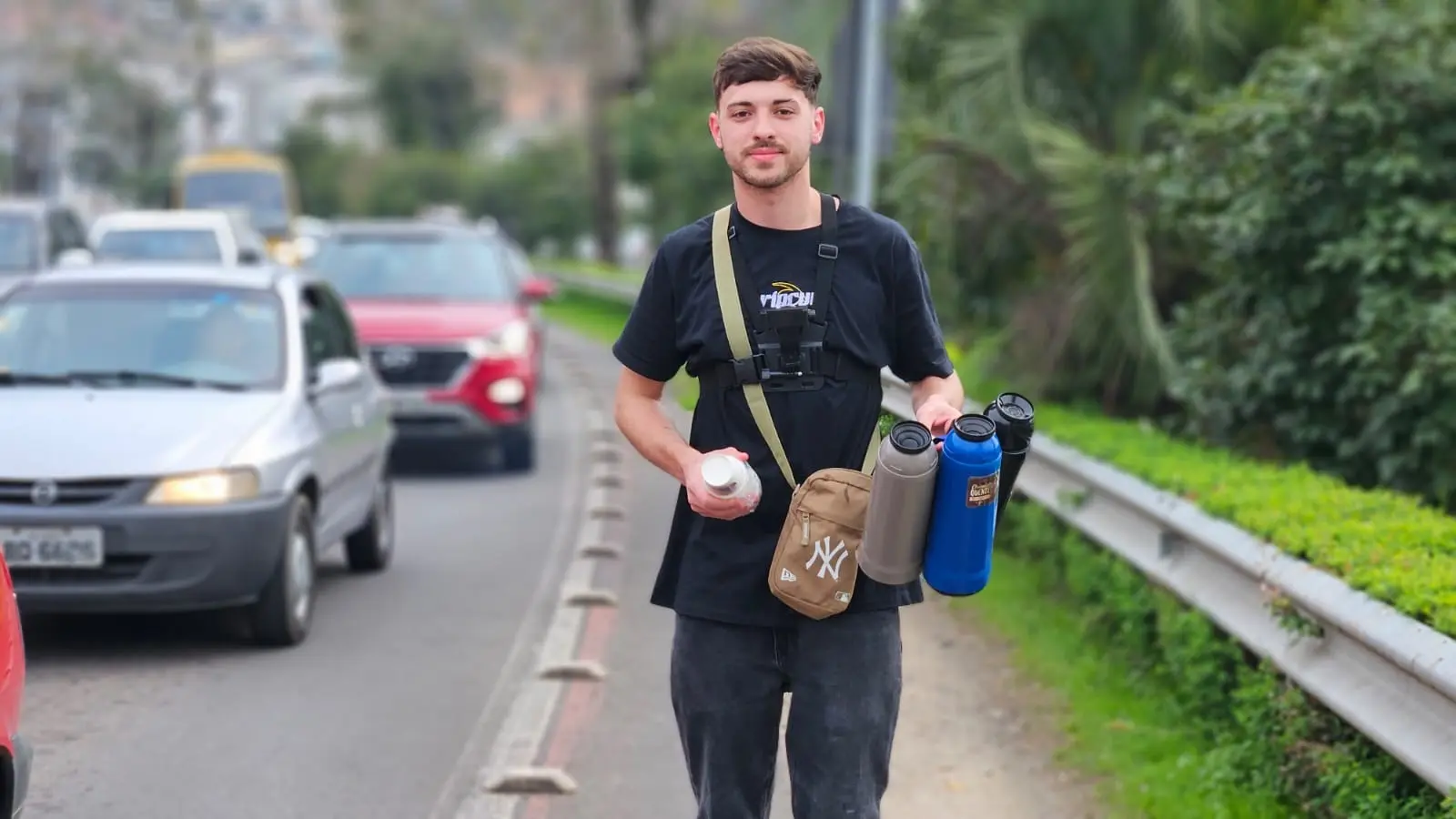 Jovem que perdeu R$ 500 mil em bets vende café em semáforo para superar vício