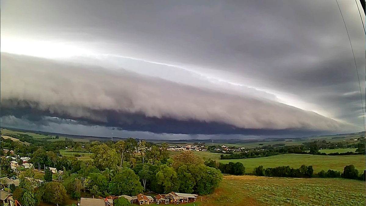 Simepar emite alerta de vendaval e risco de tempestades no Paraná neste fim de semana