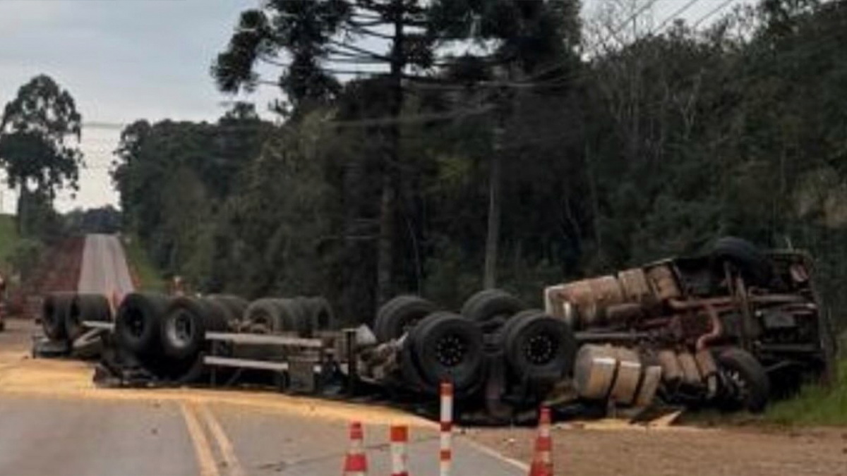 Caminhão carregado de grãos tomba e interdita a PR-466 entre Pitanga e Manoel Ribas