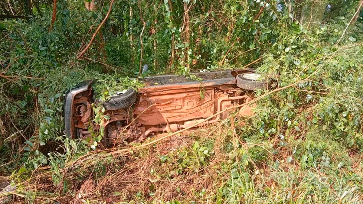 Carro capota na PR-082 em Jardim Alegre e deixa três mulheres feridas