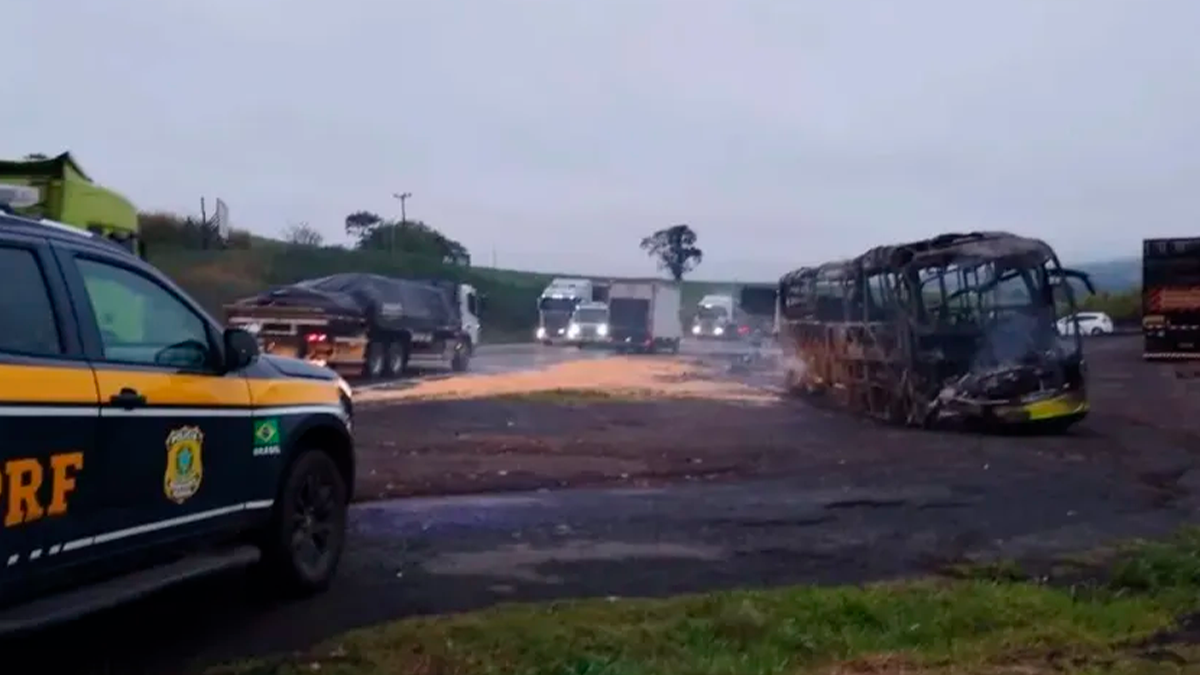 Ônibus bate na traseira de carreta e deixa 14 feridos na BR-376 em Ortigueira