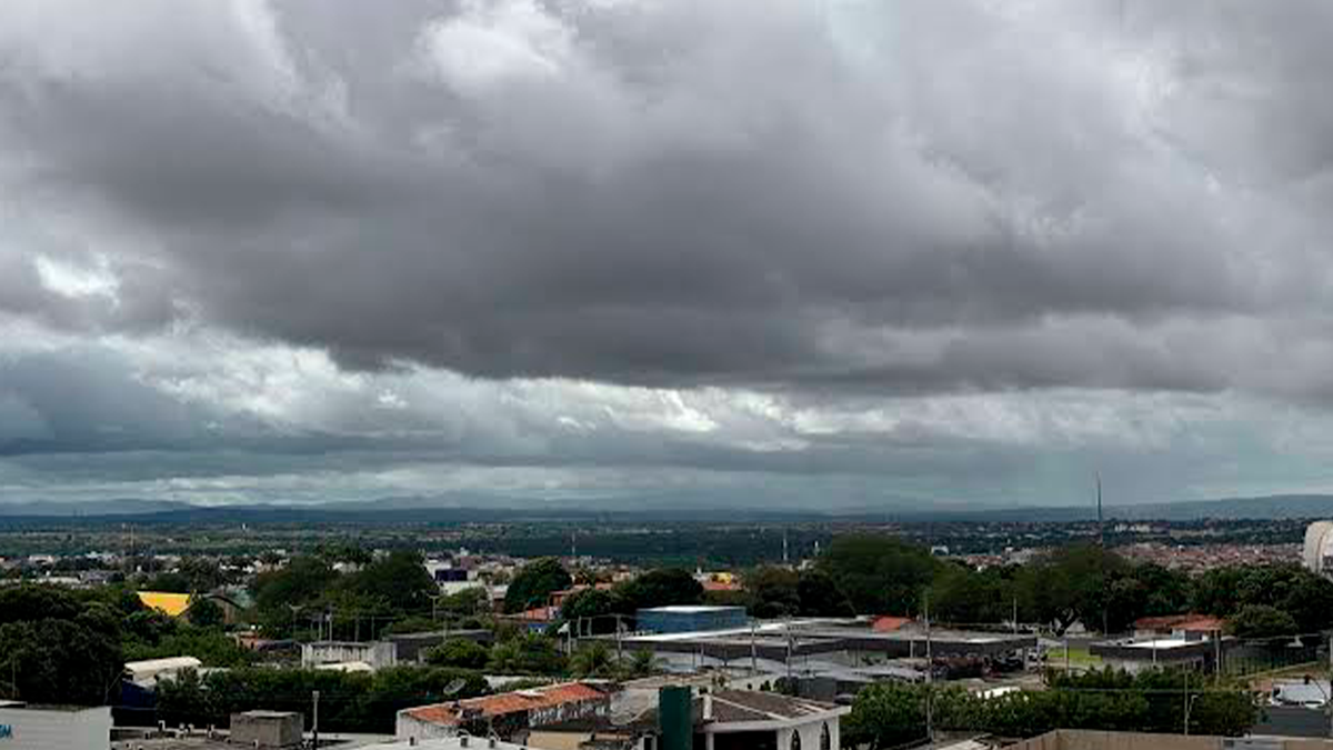 Forte chuva provoca queda de energia e deixa moradores no escuro em Cândido de Abreu