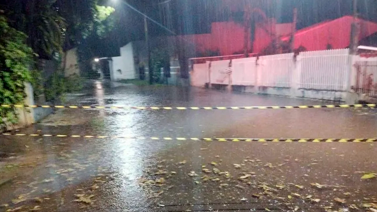 Chuva e vento forte provocam destelhamento e quedas de árvores em Ivaiporã