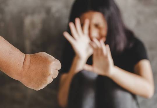 Homem embriagado é preso após agredir companheira com soco no rosto