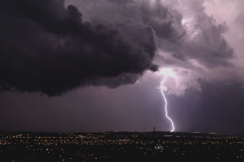 Frente fria traz chuva, alertas de tempestade e queda nas temperaturas no Paraná