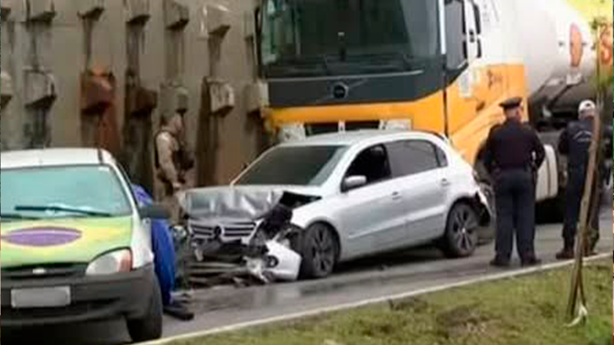 Caminhão-tanque atinge grupo que prestava socorro e deixa dois mortos em Curitiba