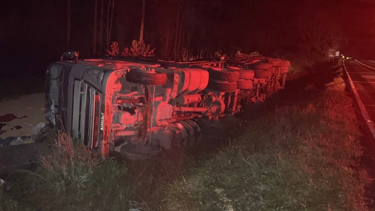 Caminhão tomba na PR-487 entre Cândido de Abreu e Reserva e deixa motorista ferido