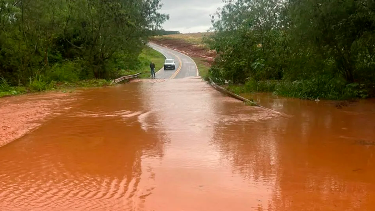 Chuva intensa provoca alagamentos, desmoronamentos e elevação de rios no Vale do Ivaí