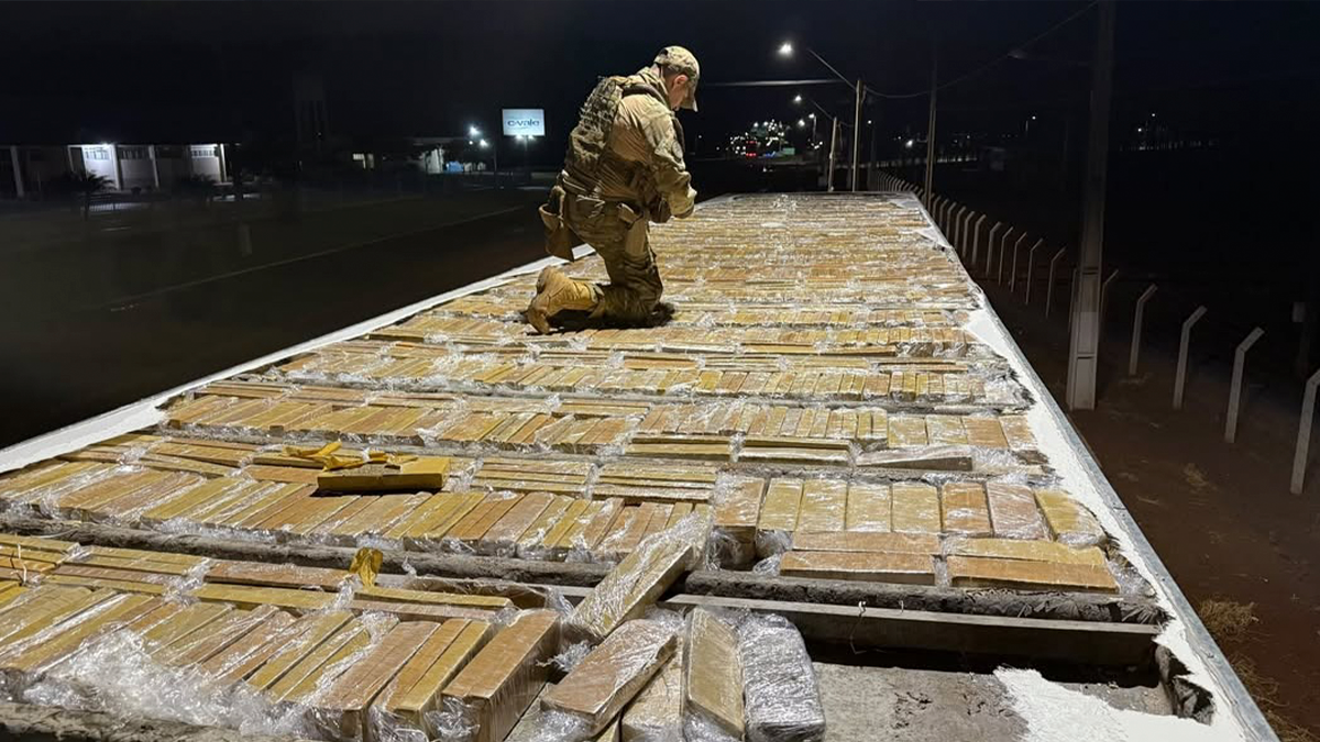 PRF e PM apreendem mais de 1,6 tonelada de maconha em caminhão frigorífico na PR-486