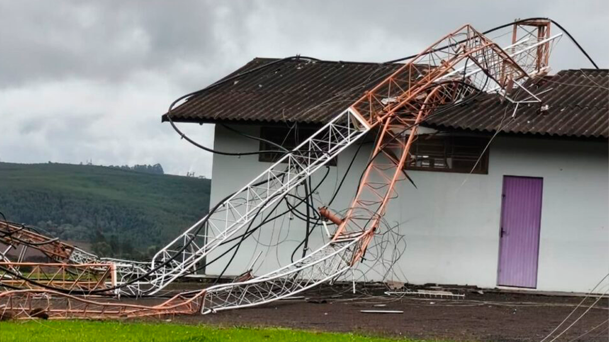 Forte vendaval derruba torre de rádio e deixa emissoras fora do ar em Telêmaco Borba
