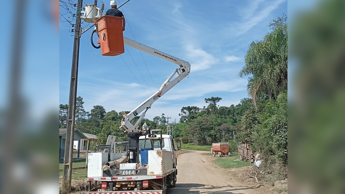 Substituição de iluminação pública por LED avança em Cândido de Abreu para reforçar a segurança