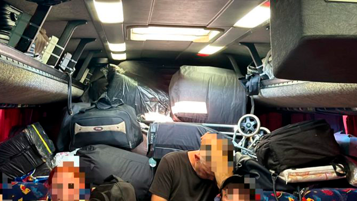 Ônibus clandestino com cigarros e medicamentos contrabandeados é apreendido em Foz do Iguaçu