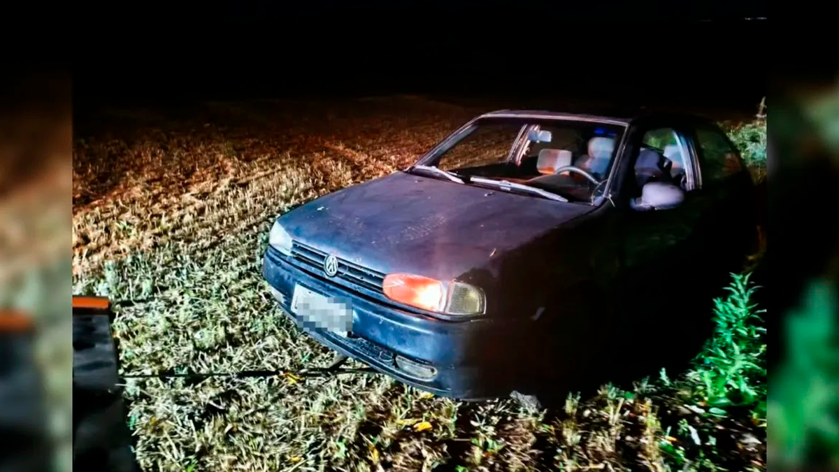Perseguição policial termina com disparos contra motor de carro furtado e prisão de suspeito em Faxinal