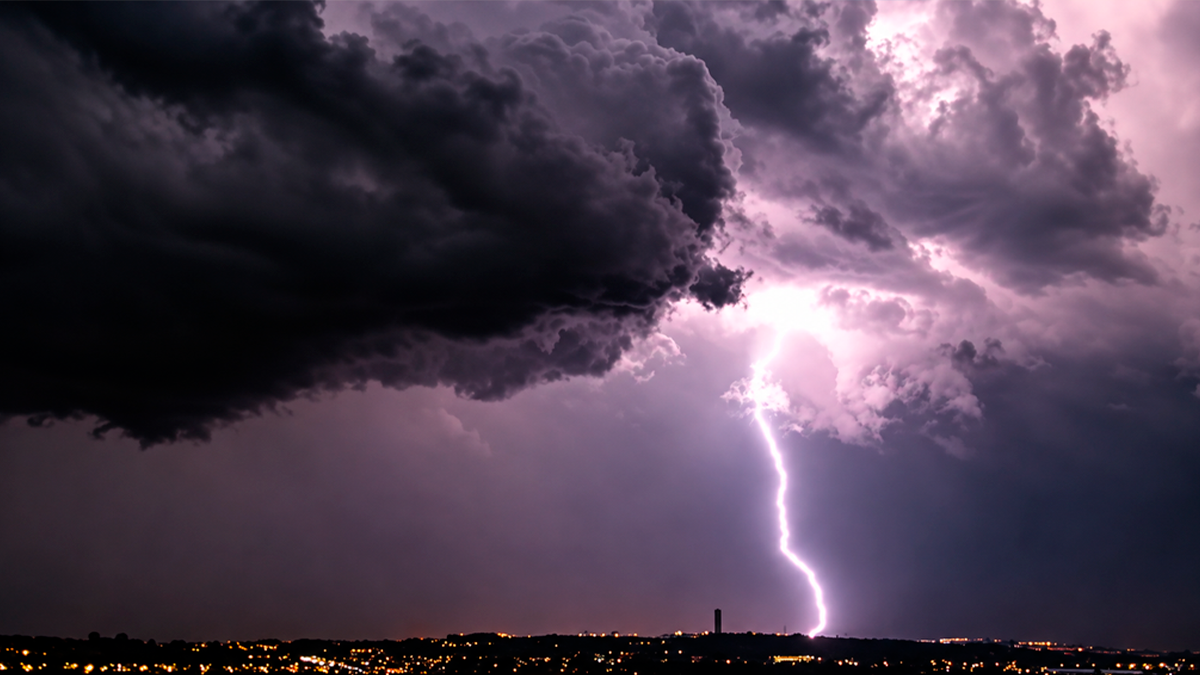 Ciclone extratropical avança sobre o Paraná e traz risco de tempestades severas e tornados nesta sexta-feira