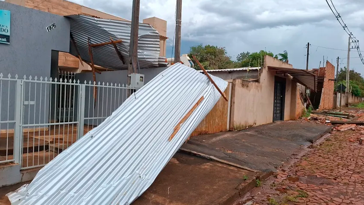 Vento forte destrói telhado de zinco e derruba muro de residência em Faxinal
