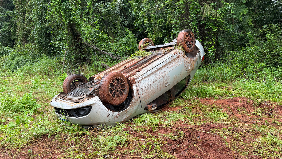 Carro com família capota na PR-082 entre Lunardelli e São João do Ivaí