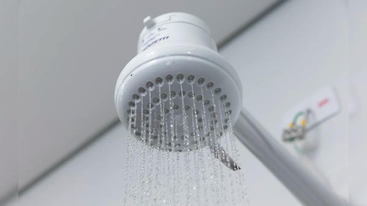 Banho de até 6 minutos economiza mais de 3 mil litros de água por mês, orienta Sanepar