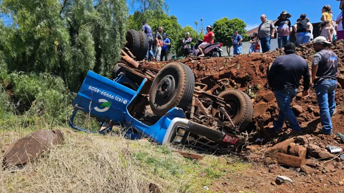 Caminhão caçamba perde os freios, cai em barranco e tomba no perímetro urbano de Borrazópolis
