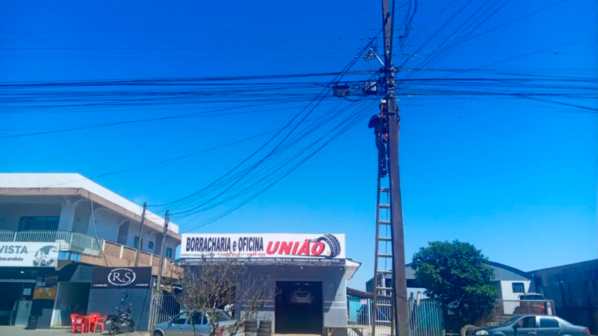 Ação conjunta da Copel e prefeituras remove fiação ociosa e reorganiza rede aérea no Vale do Ivaí