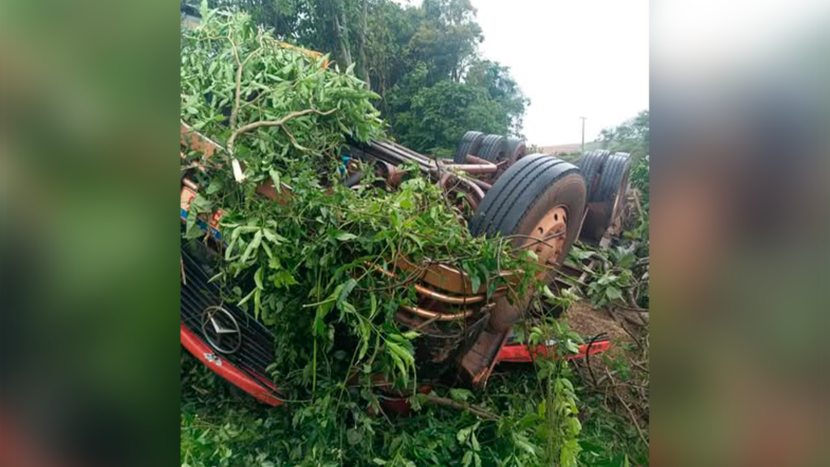 Acidente grave deixa um morto após tombamento de caminhão na PR-487, entre Manoel Ribas e Nova Tebas