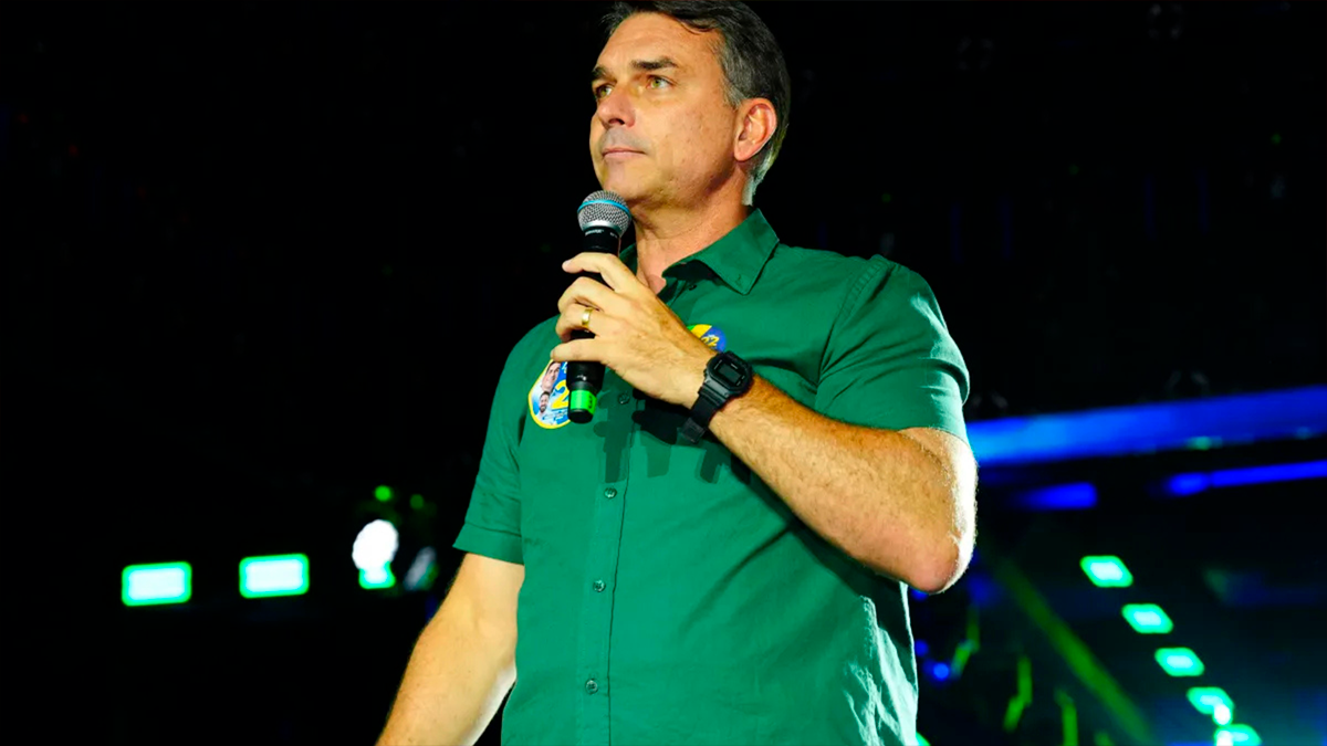 Flávio Bolsonaro contesta resultado do segundo turno e anuncia que acionará a Justiça para pedir a anulação da eleição