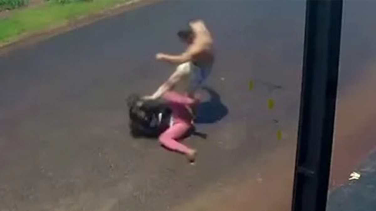 Mulher é espancada pelo ex-companheiro em via pública no Paraná; agressões foram registradas por câmera