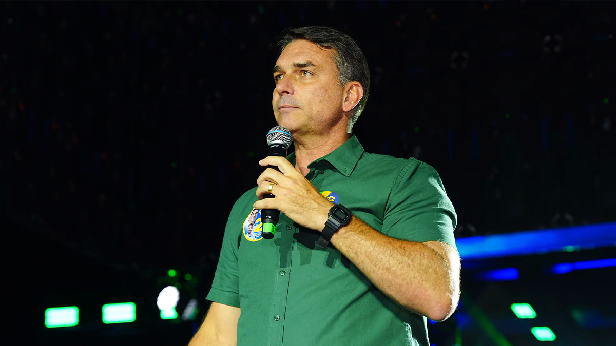 Flávio Bolsonaro viaja para os Estados Unidos após descumprir ordem de entrega de passaporte