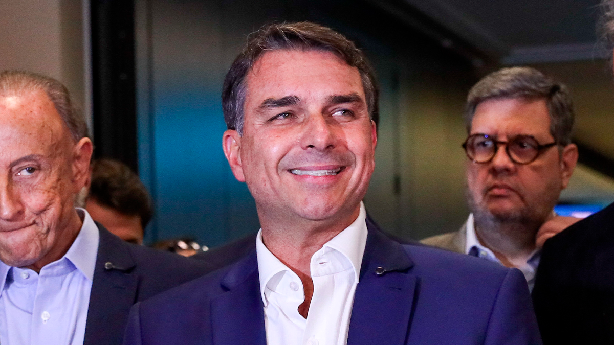 Flávio Bolsonaro cruza a fronteira do Paraná com a Argentina acompanhado da família
